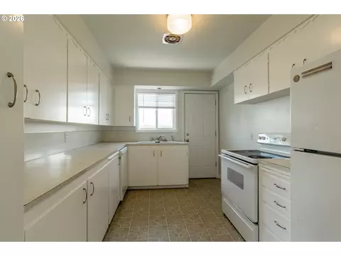 Kitchen - 2404 E 13th St, Vancouver, WA 98661 photo 1 of 4