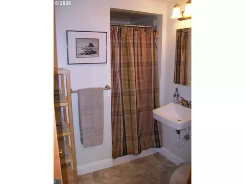 Bath - 2404 E 13th St, Vancouver, WA 98661 photo 2 of 2