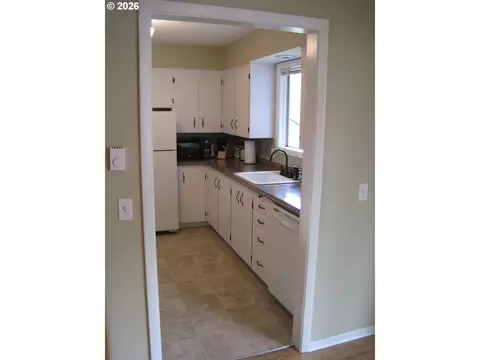 Kitchen - 2404 E 13th St, Vancouver, WA 98661 photo 2 of 4