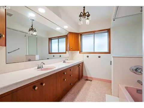 Bath - 21525 SE Oak St, Gresham, OR 97030 photo 2 of 3