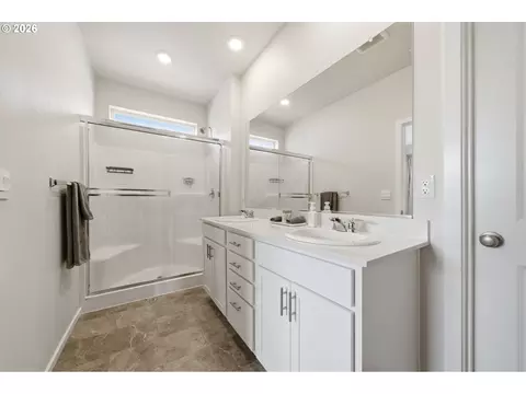Bath - 3493 SE Paropa Ave, Gresham, OR 97080 photo 2 of 2