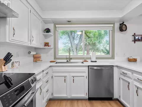 Kitchen - 987 Munkers Ct SE, Salem, OR 97317 photo 3 of 4