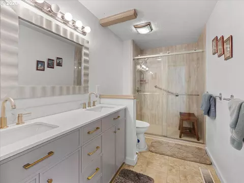 Bath - 987 Munkers Ct SE, Salem, OR 97317 photo 2 of 3