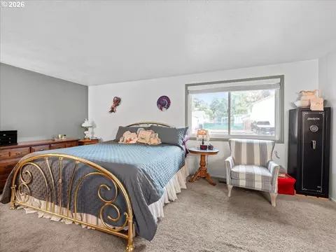 Bedroom - 987 Munkers Ct SE, Salem, OR 97317 photo 3 of 3