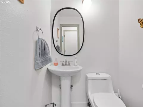 Bath - 987 Munkers Ct SE, Salem, OR 97317 photo 1 of 3