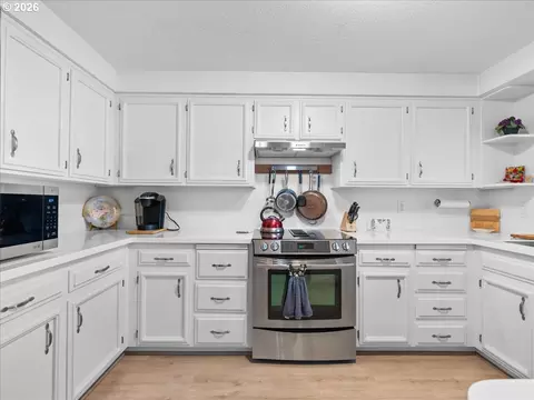 Kitchen - 987 Munkers Ct SE, Salem, OR 97317 photo 1 of 4