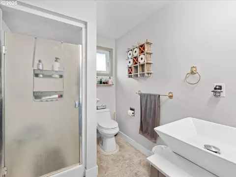 Bath - 987 Munkers Ct SE, Salem, OR 97317 photo 3 of 3