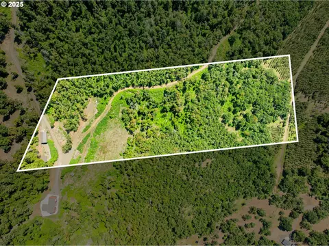 1650 Gem Dr, Roseburg, OR 97471
