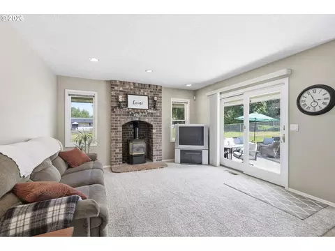 Living - 4700 SE Chase Rd, Gresham, OR 97080 photo 3 of 6