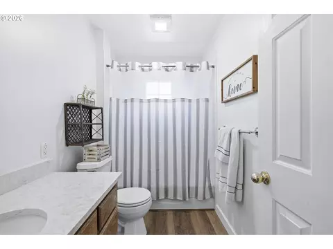 Bath - 4700 SE Chase Rd, Gresham, OR 97080 photo 5 of 5