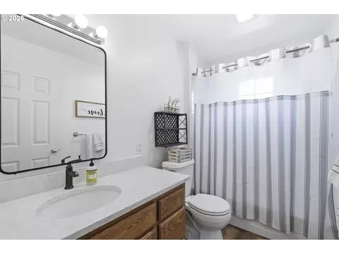 Bath - 4700 SE Chase Rd, Gresham, OR 97080 photo 4 of 5