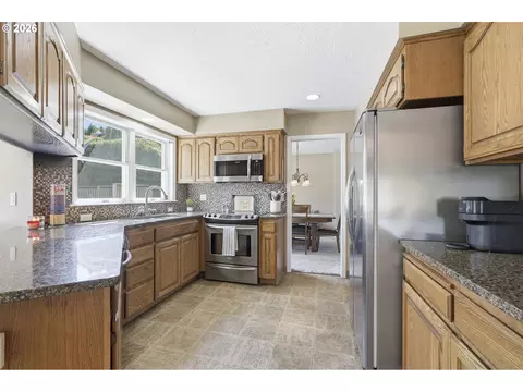 Kitchen - 4700 SE Chase Rd, Gresham, OR 97080 photo 2 of 4