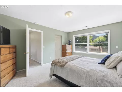 Bedroom - 4700 SE Chase Rd, Gresham, OR 97080 photo 3 of 5