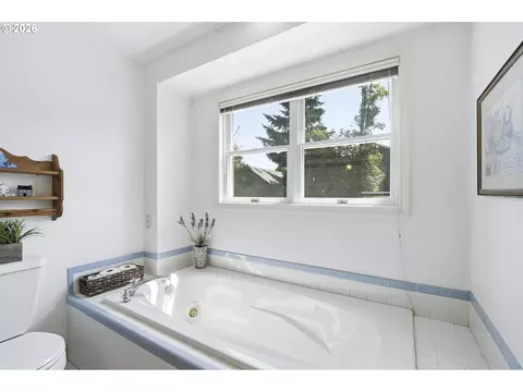 Bath - 4700 SE Chase Rd, Gresham, OR 97080 photo 3 of 5