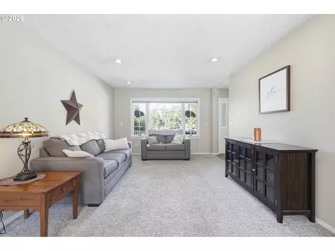 Living - 4700 SE Chase Rd, Gresham, OR 97080 photo 2 of 6