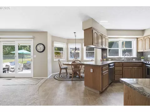 Kitchen - 4700 SE Chase Rd, Gresham, OR 97080 photo 4 of 4