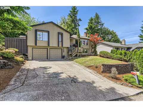 17083 Stanhelma Dr, Gladstone, OR 97027