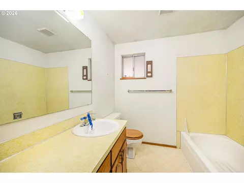 Bath - 2365 L St, Springfield, OR 97477 photo 1 of 2