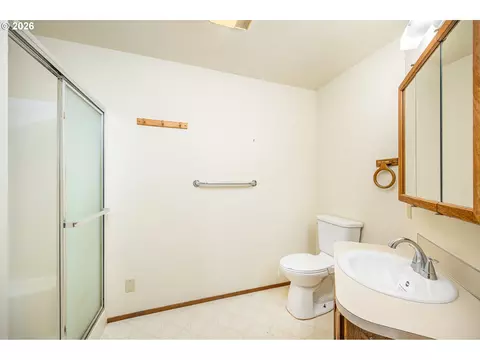 Bath - 2365 L St, Springfield, OR 97477 photo 2 of 2