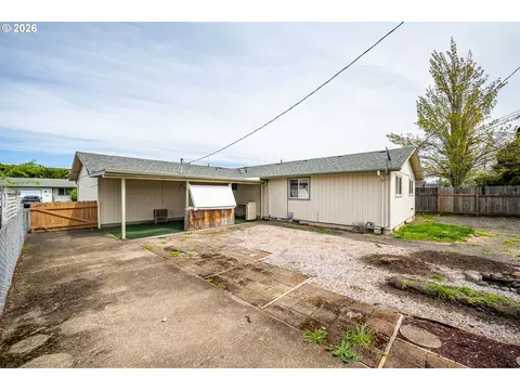 Exterior - 2365 L St, Springfield, OR 97477 photo 1 of 2