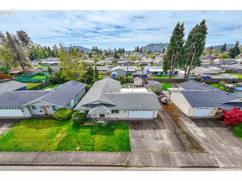 View/Area - 2365 L St, Springfield, OR 97477 photo 1 of 2