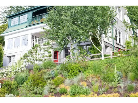 2864 SW Champlain Dr, Portland, OR 97205