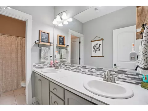 Bath - 2709 SW 43rd St, Gresham, OR 97080 photo 3 of 4