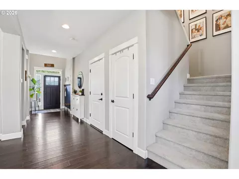 Entry Way - 2709 SW 43rd St, Gresham, OR 97080 photo 4 of 5
