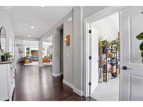 Entry Way - 2709 SW 43rd St, Gresham, OR 97080 photo 2 of 5