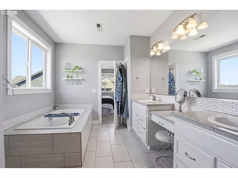 Bath - 2709 SW 43rd St, Gresham, OR 97080 photo 1 of 4
