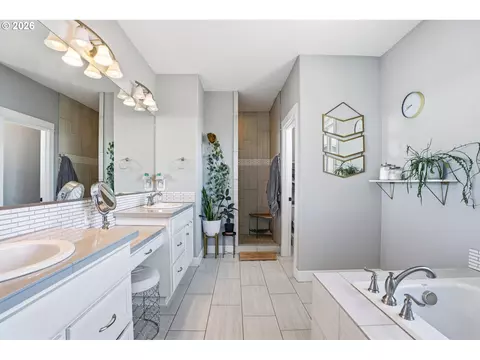 Bath - 2709 SW 43rd St, Gresham, OR 97080 photo 2 of 4