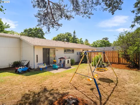 Exterior - 933 SE Rene Ave, Gresham, OR 97080 photo 4 of 15