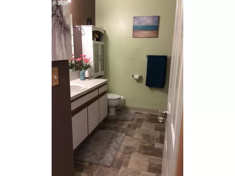 Bath - 933 SE Rene Ave, Gresham, OR 97080 photo 1 of 2