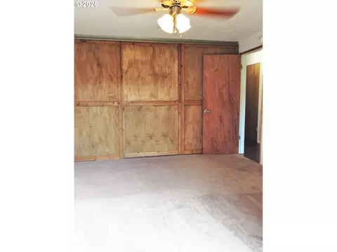 Bedroom - 933 SE Rene Ave, Gresham, OR 97080 photo 2 of 3