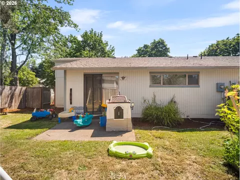 Exterior - 933 SE Rene Ave, Gresham, OR 97080 photo 6 of 15