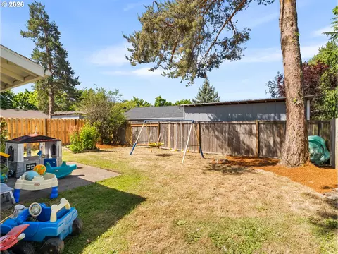 Exterior - 933 SE Rene Ave, Gresham, OR 97080 photo 3 of 15