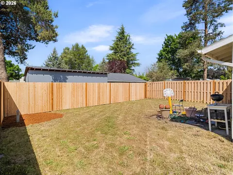 Exterior - 933 SE Rene Ave, Gresham, OR 97080 photo 12 of 15