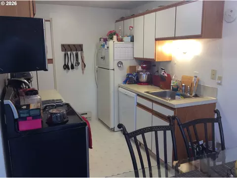 Kitchen - 933 SE Rene Ave, Gresham, OR 97080 photo 1 of 1