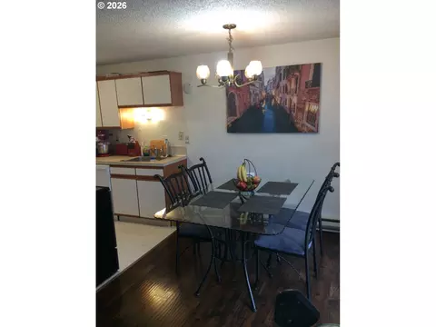 Dining - 933 SE Rene Ave, Gresham, OR 97080 photo 2 of 2