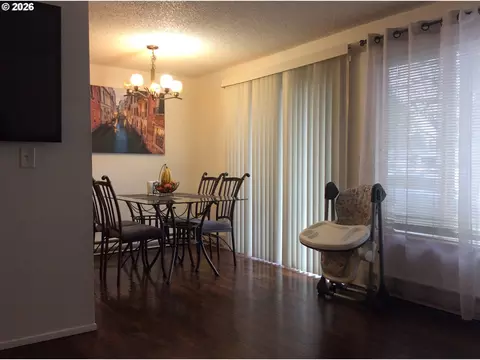 Dining - 933 SE Rene Ave, Gresham, OR 97080 photo 1 of 2