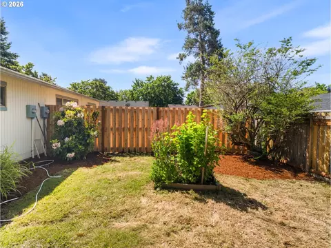 Exterior - 933 SE Rene Ave, Gresham, OR 97080 photo 5 of 15
