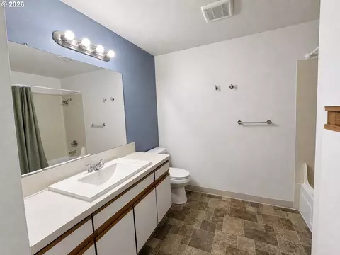Bath - 933 SE Rene Ave, Gresham, OR 97080 photo 3 of 5