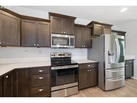 Kitchen - 5290 Squirrel St, Springfield, OR 97478 photo 6 of 6