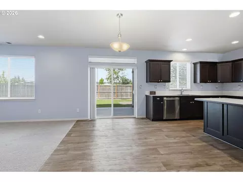 Living - 5290 Squirrel St, Springfield, OR 97478 photo 4 of 6
