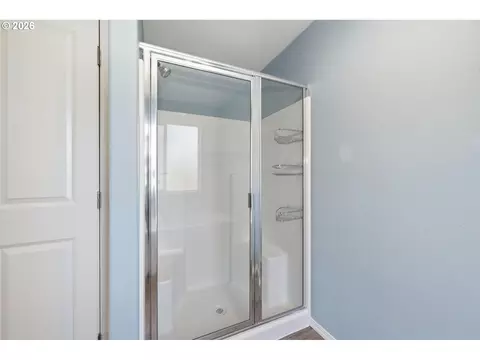 Bath - 5290 Squirrel St, Springfield, OR 97478 photo 4 of 6