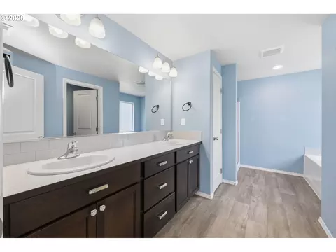 Bath - 5290 Squirrel St, Springfield, OR 97478 photo 2 of 6