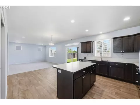 Kitchen - 5290 Squirrel St, Springfield, OR 97478 photo 3 of 6
