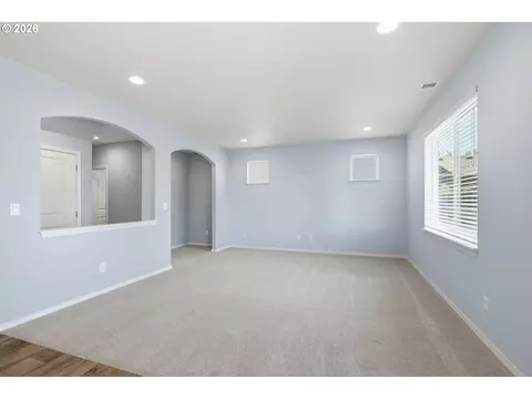 Living - 5290 Squirrel St, Springfield, OR 97478 photo 2 of 6