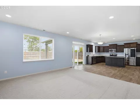 Living - 5290 Squirrel St, Springfield, OR 97478 photo 3 of 6