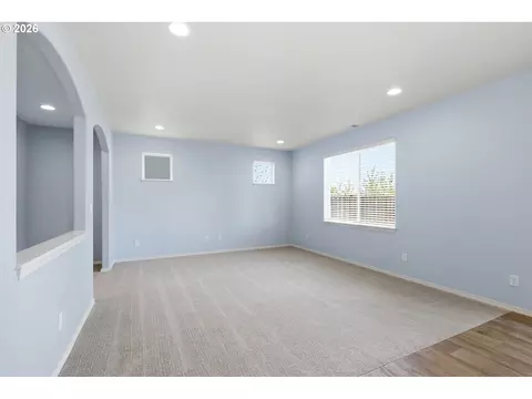 Living - 5290 Squirrel St, Springfield, OR 97478 photo 1 of 6